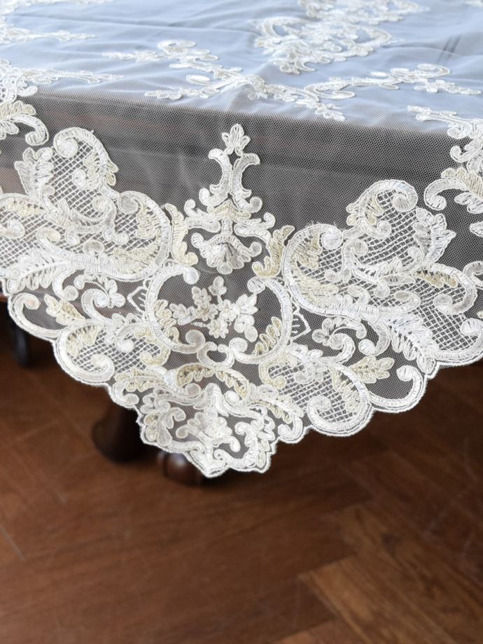 アンティーク調の豪華なテーブルセンター