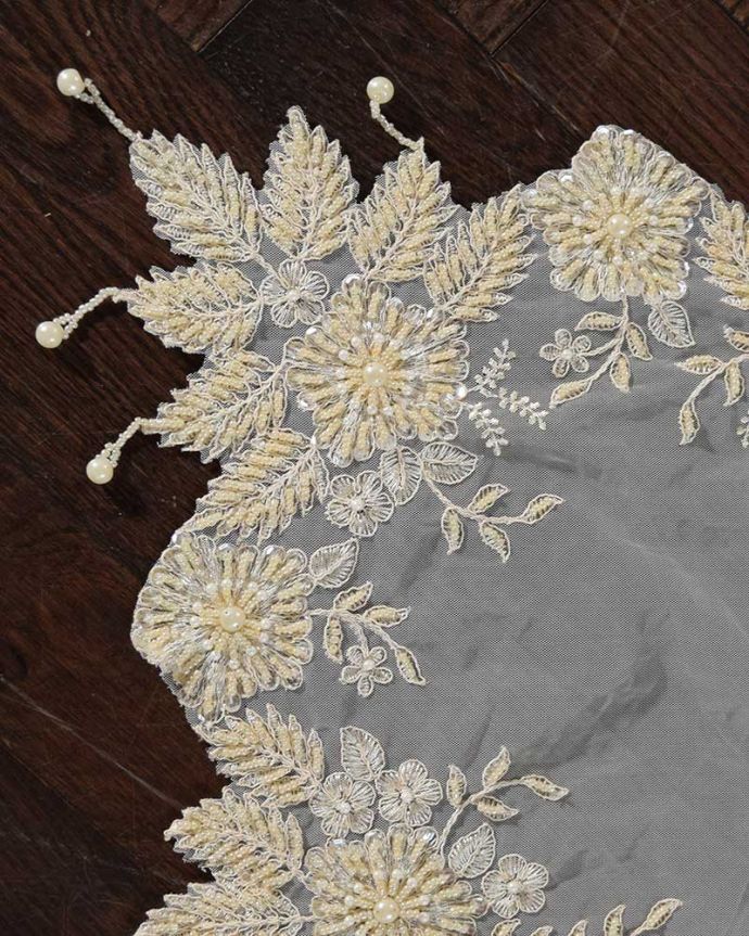 華やかなレースの刺繍