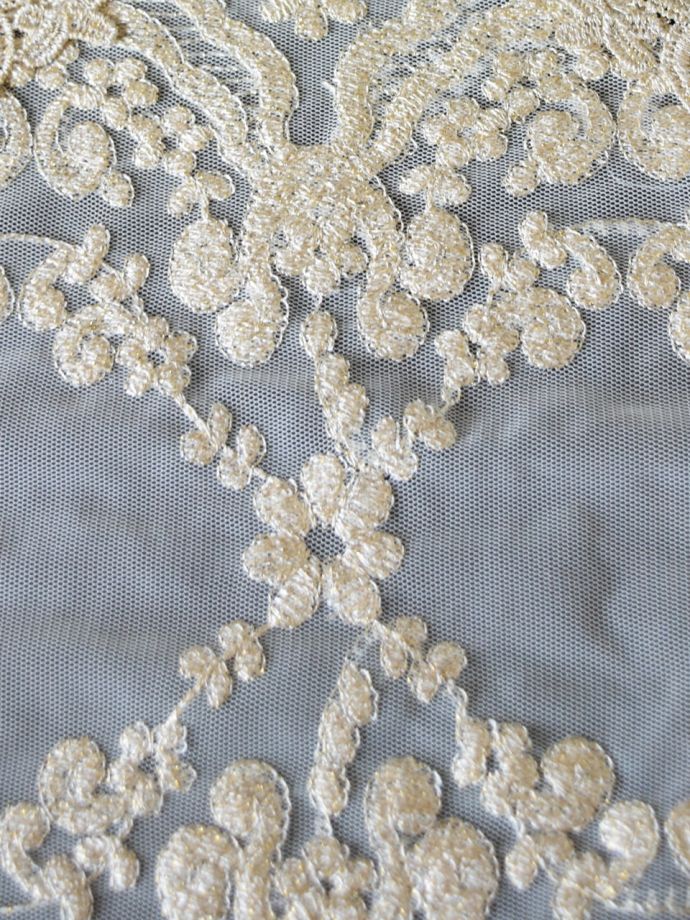 美しいレースの刺繍