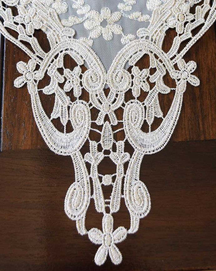 アンティーク調の豪華なテーブルランナー