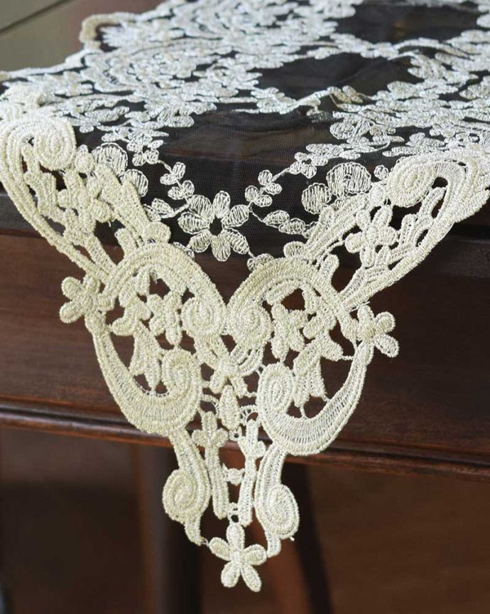 アンティーク調の豪華なテーブルランナー