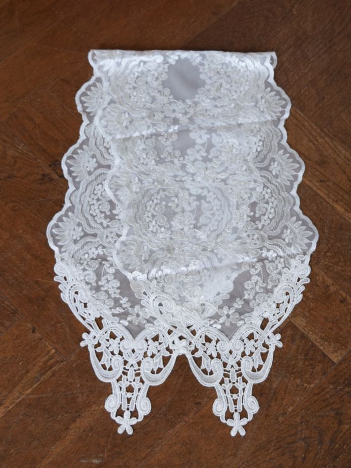 フレンチアンティーク調のテーブルランナー、華やかなお花の刺繍の