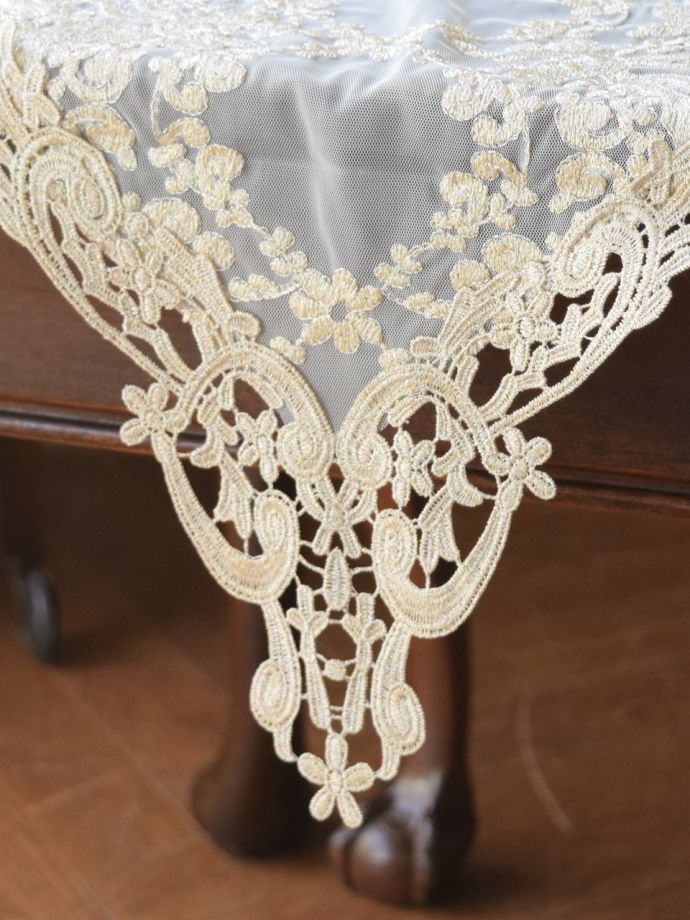 アンティーク調のテーブルランナー