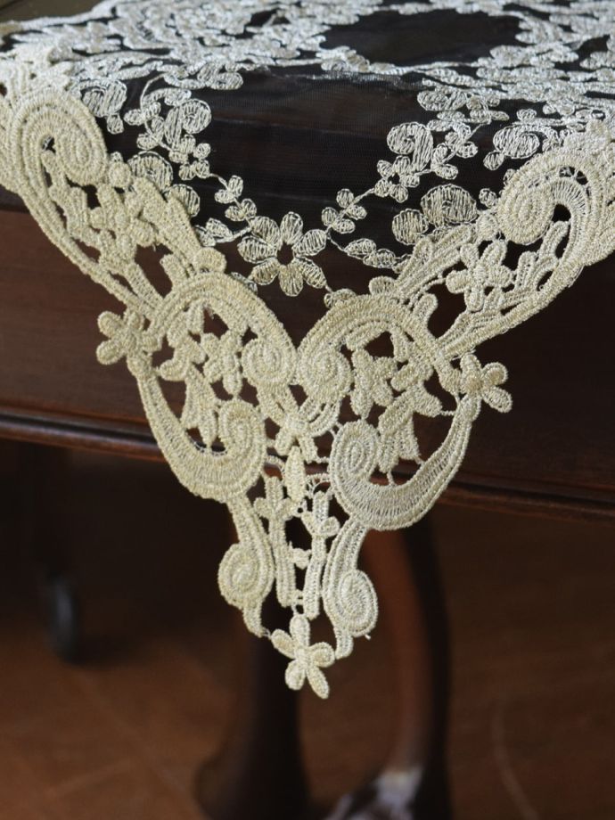 アンティーク調のテーブルランナー