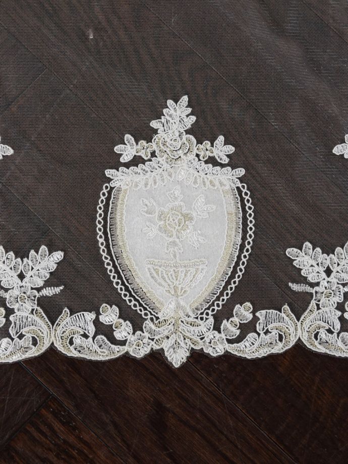 華やかなレースの刺繍