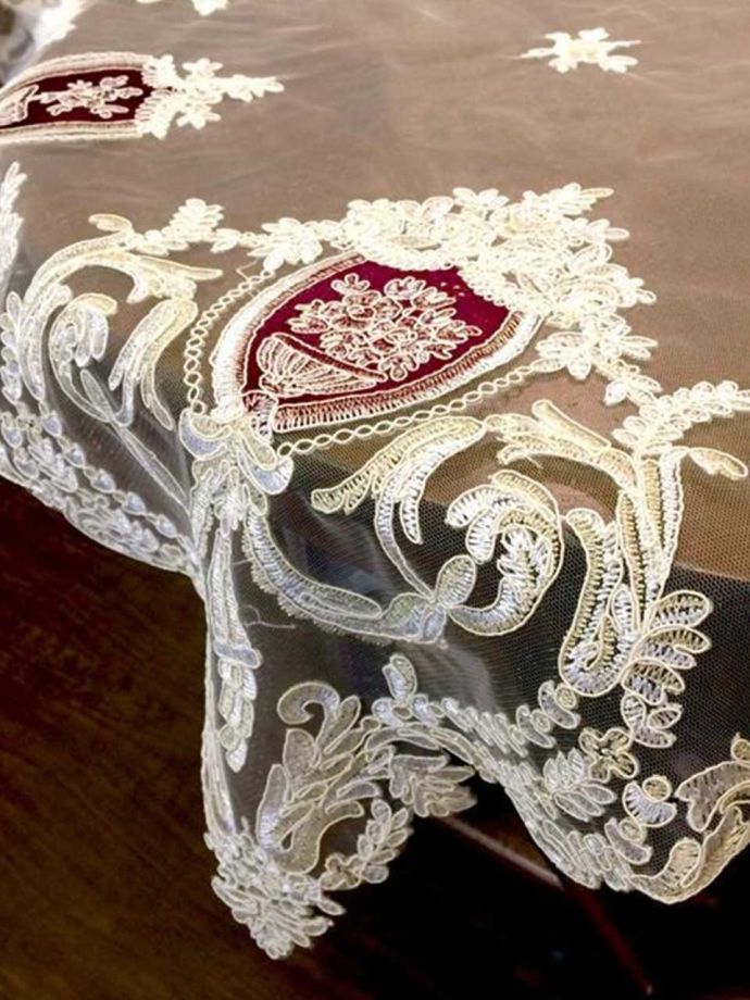 華やかなレースの刺繍