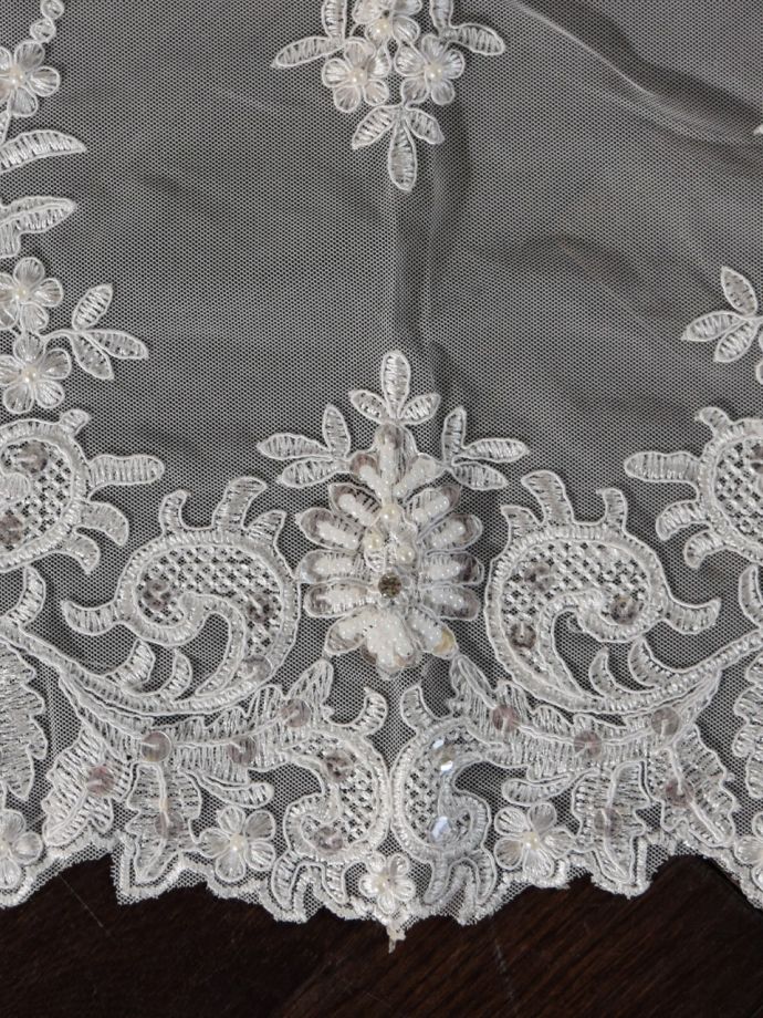 フレンチアンティーク調のテーブルクロス、華やかな刺繍のレース85✕85