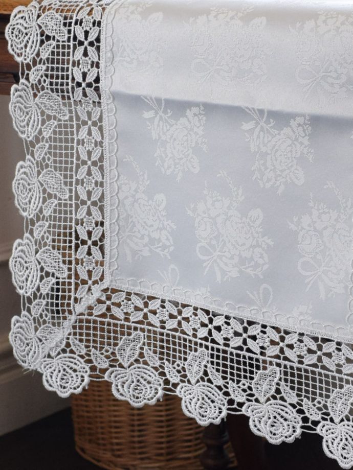 アンティーク調のテーブルランナー