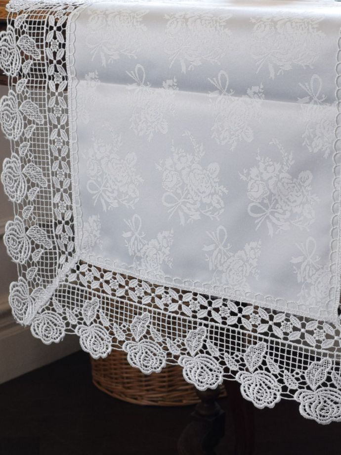 アンティーク調のテーブルランナー