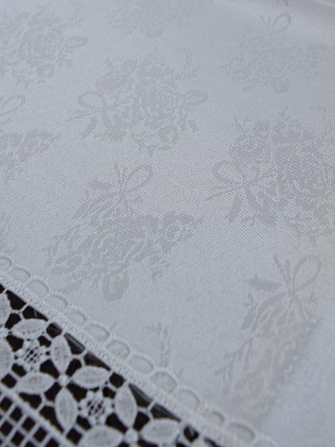 華やかなレースの刺繍