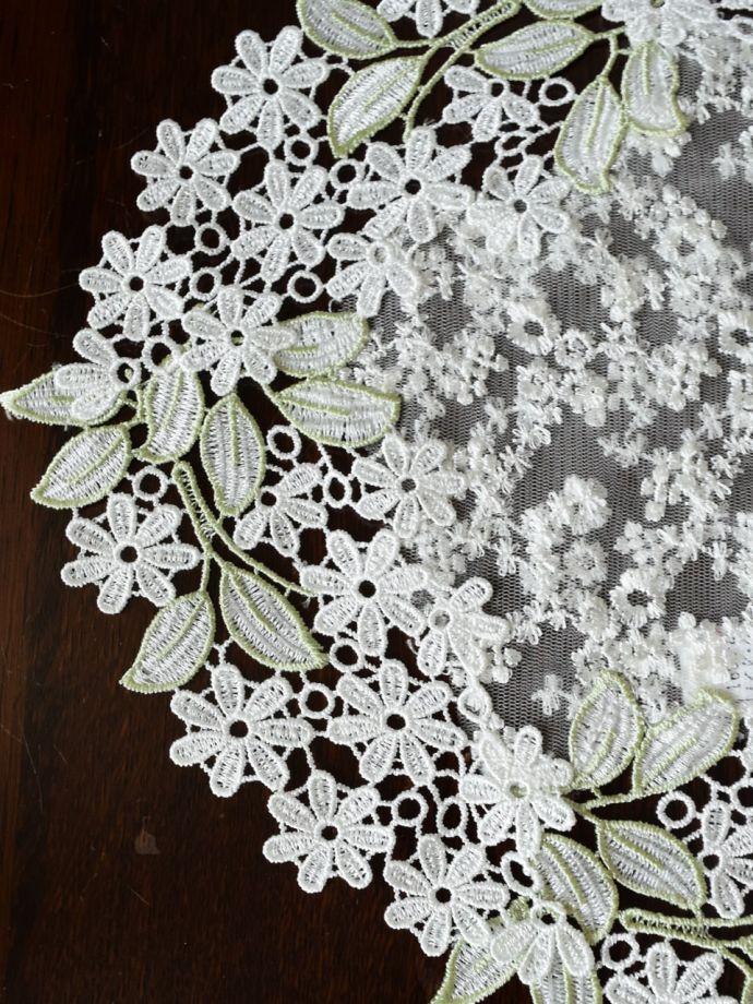 アンティーク調のテーブルランナー