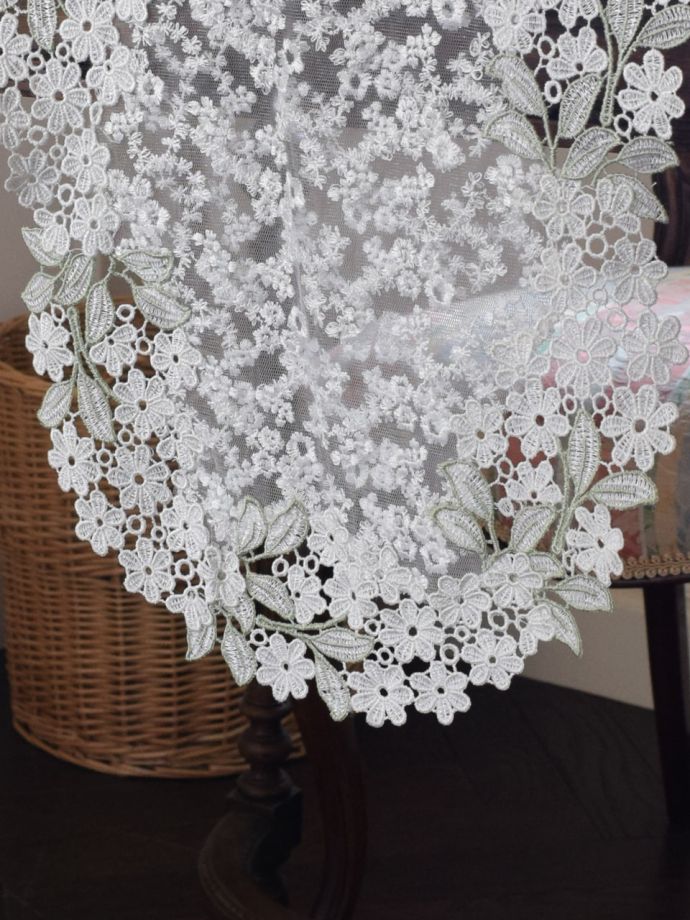 アンティーク調のテーブルランナー