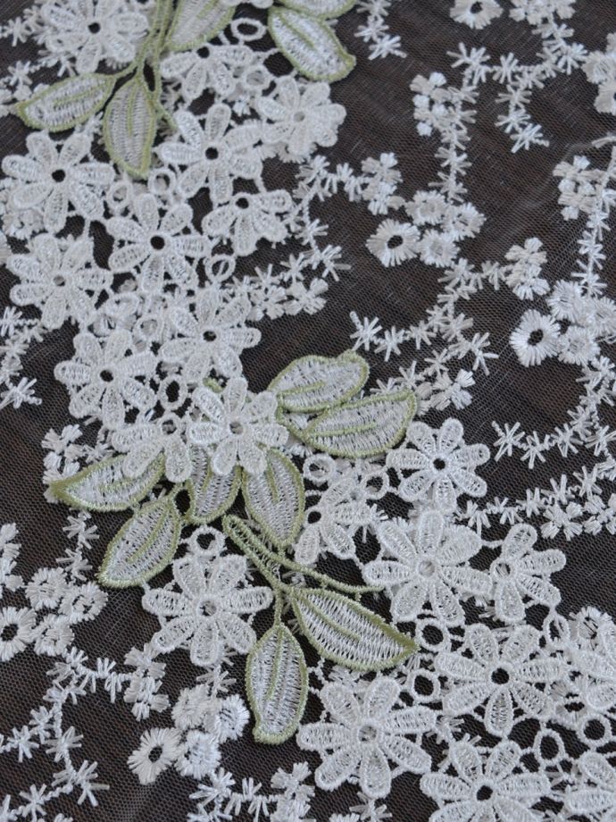 華やかなレースの刺繍