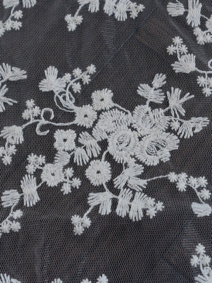 華やかなレースの刺繍