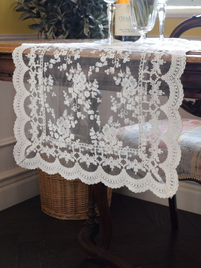 アンティーク調のテーブルランナー