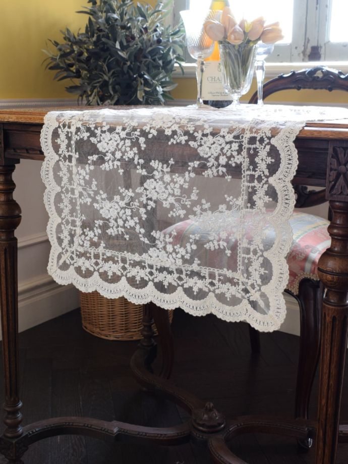 アンティーク調のテーブルランナー
