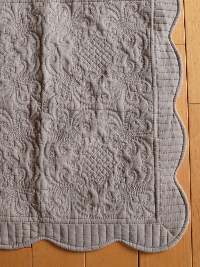 フレンチグレー色のおしゃれなキルト