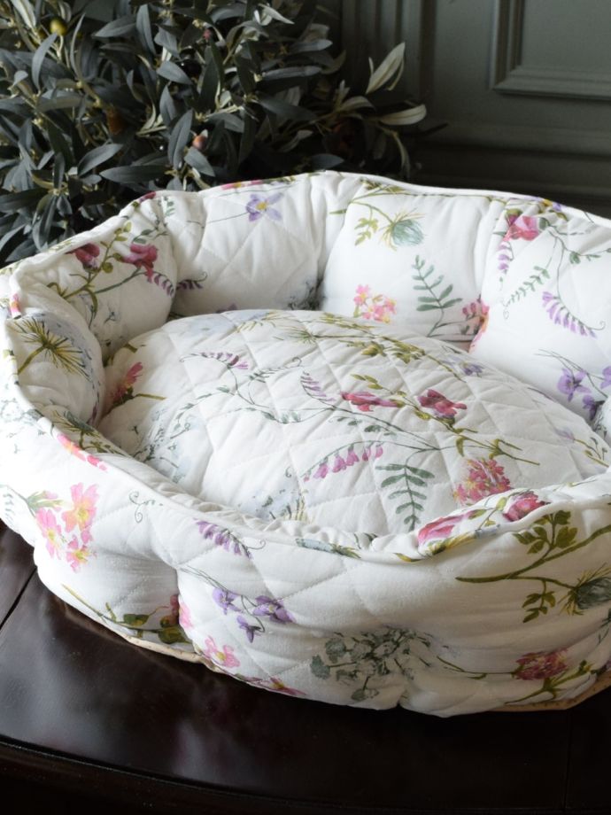 フレンチ色のおしゃれなペット用ベッド