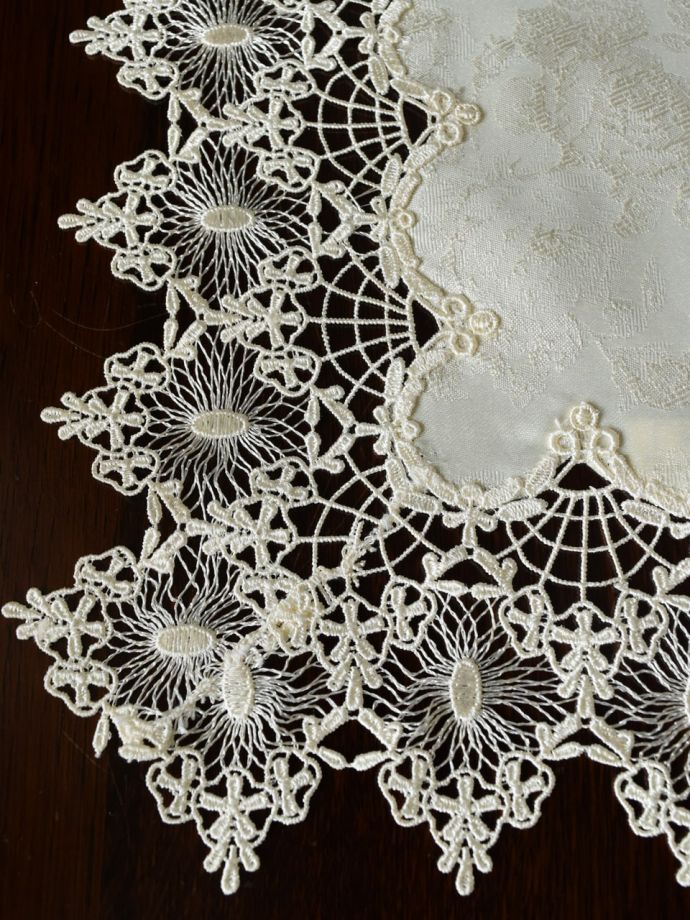 アンティーク調のテーブルランナー