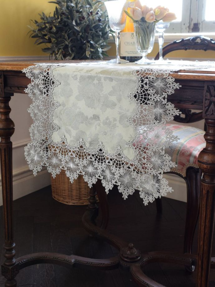 アンティーク調のテーブルランナー