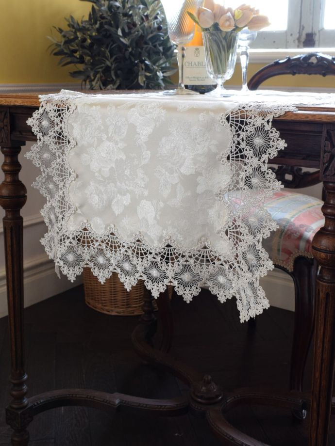 アンティーク調のテーブルランナー