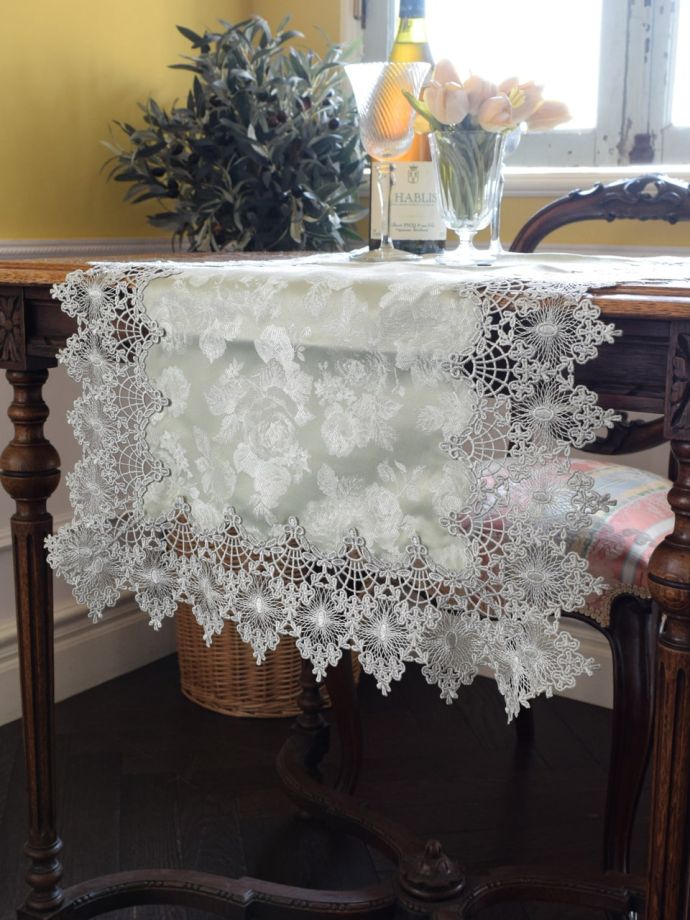 アンティーク調のテーブルランナー