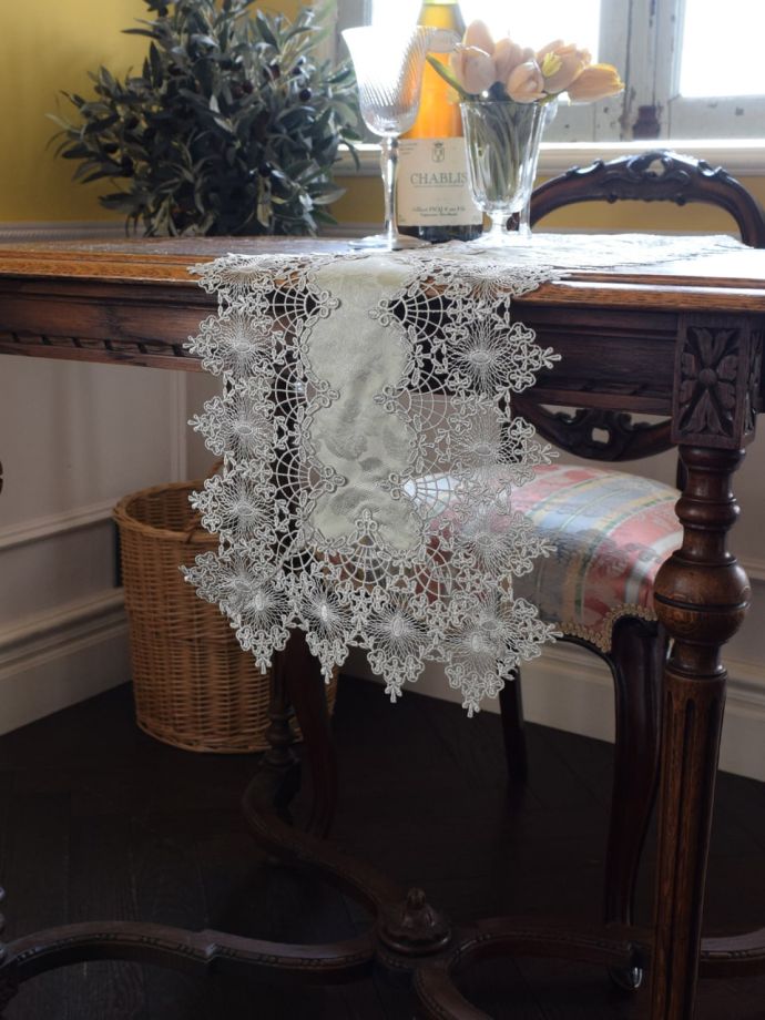 アンティーク調のテーブルランナー