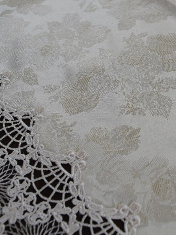 華やかなレースの刺繍