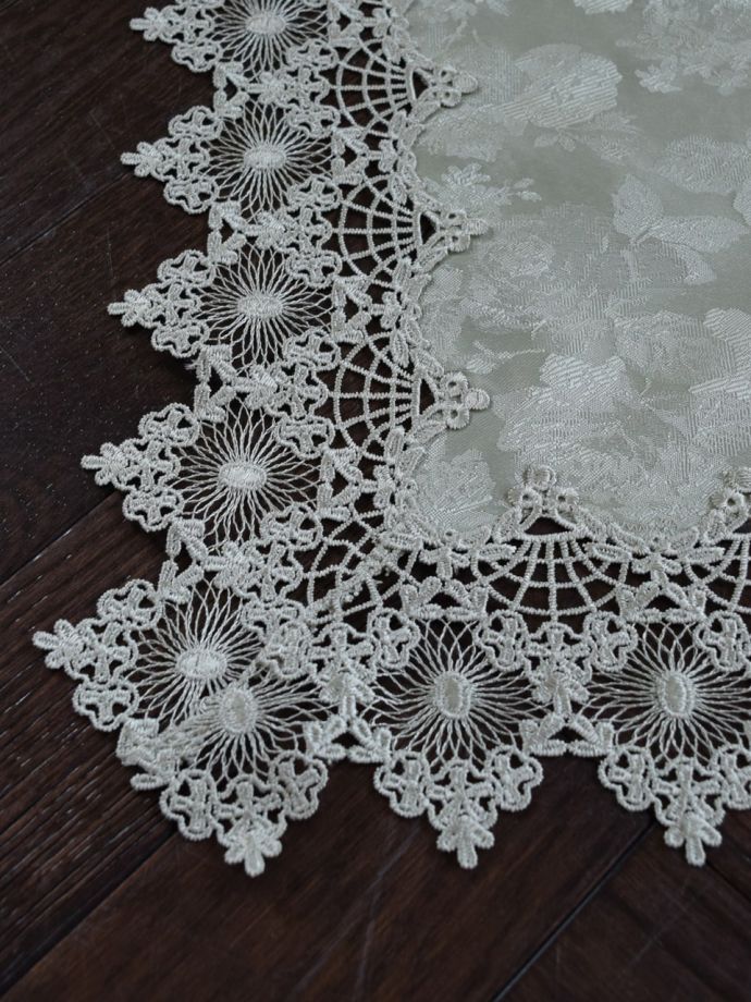 フレンチアンティーク調のテーブルクロス