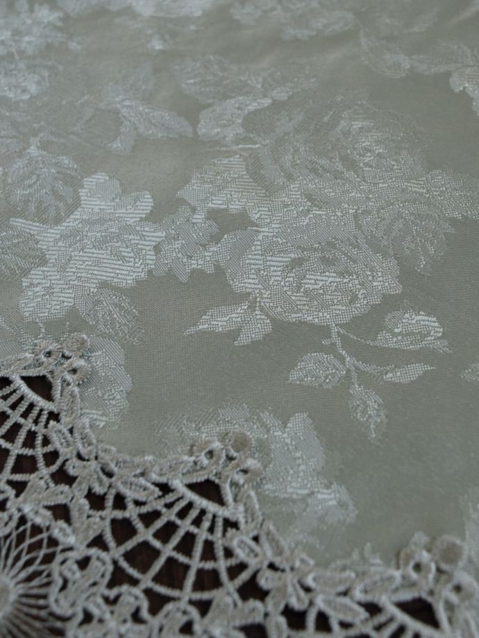 華やかなレースの刺繍