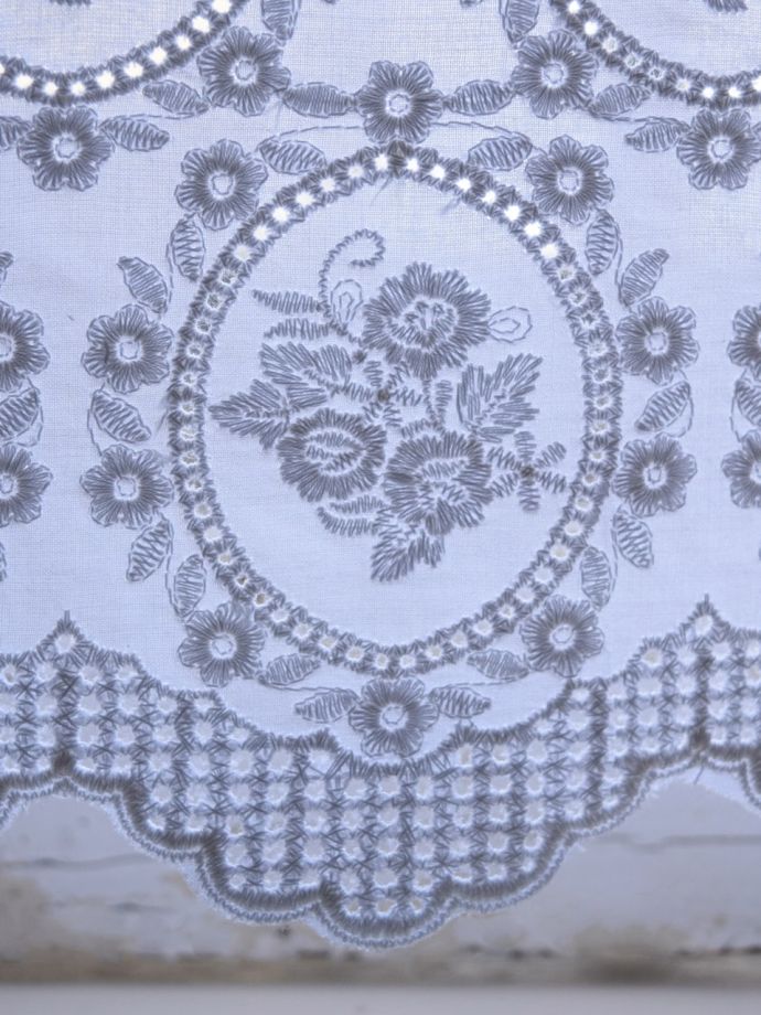 アンティーク調のおしゃれなカフェカーテン