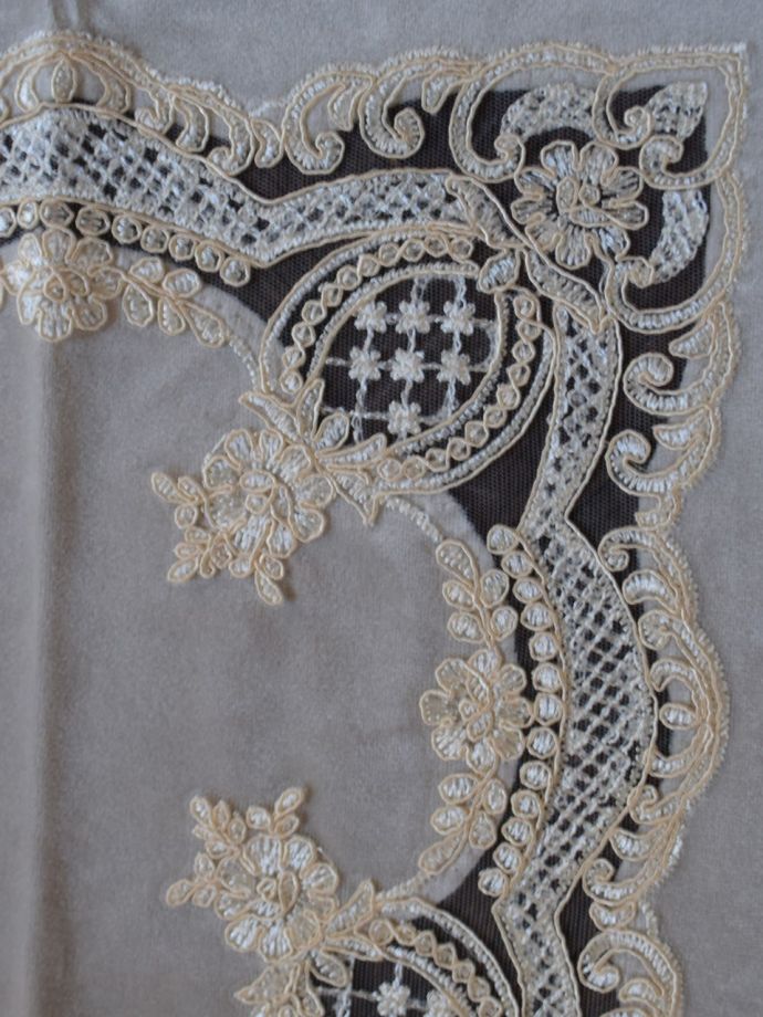 華やかなレースの刺繍