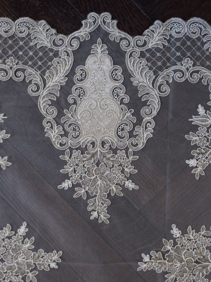 華やかなレースの刺繍