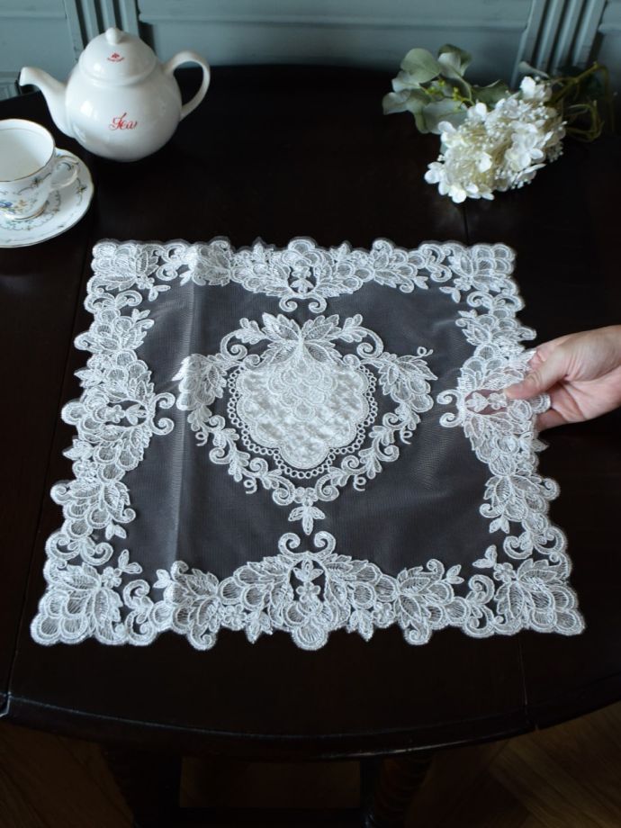 フレンチアンティーク調のドイリー、手刺繍風の華やかなレース40x40