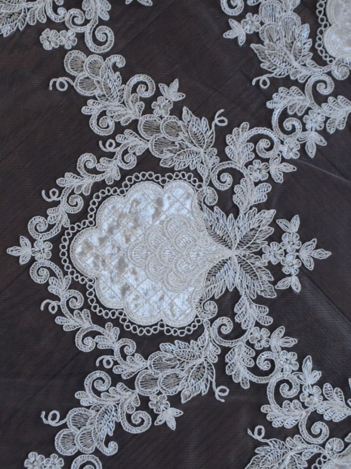 華やかなレースの刺繍
