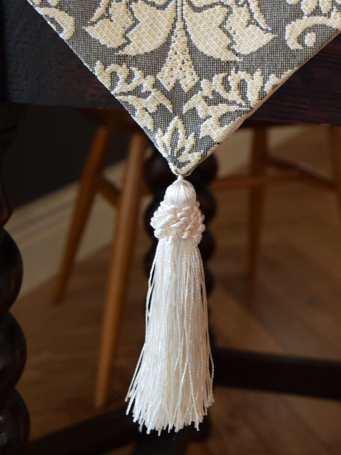 タッセル付きのテーブルランナー