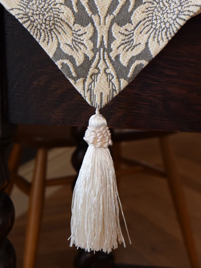 タッセル付きのテーブルランナー