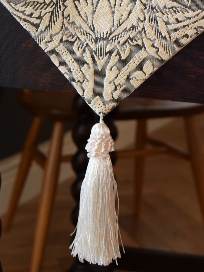 タッセル付きのテーブルランナー