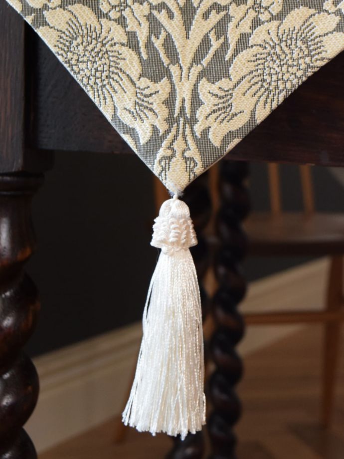 タッセル付きのテーブルランナー
