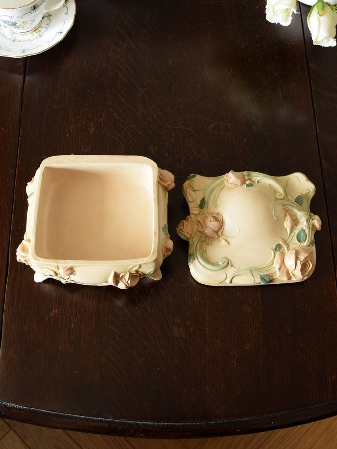 美しいバラがデザインされたアンティーク風の小物入れ、アール