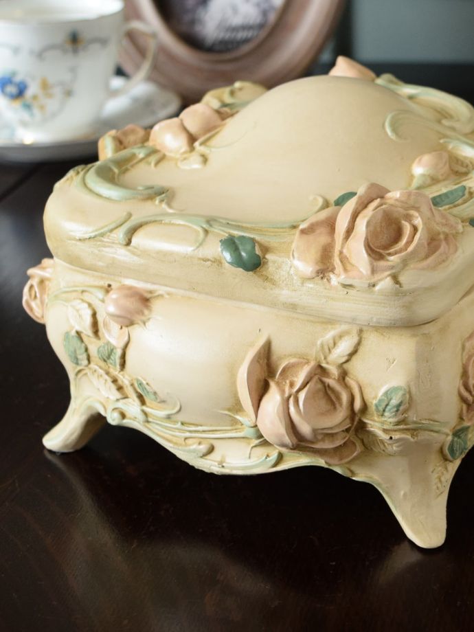 アンティーク風のおしゃれな小物入れ