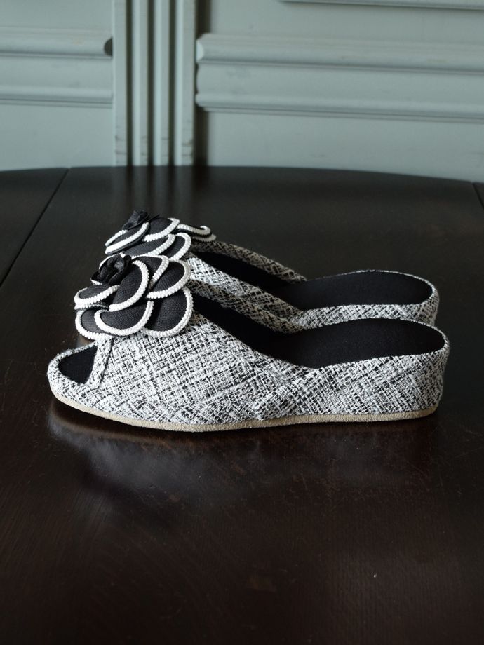 ヒール付きのスリッパ