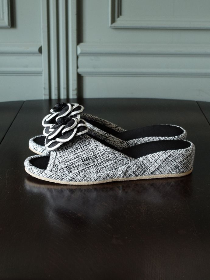 ヒール付きのスリッパ