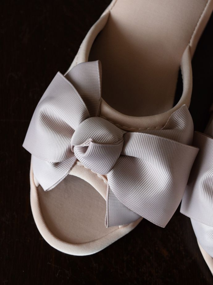 大きなリボンがついたスリッパ