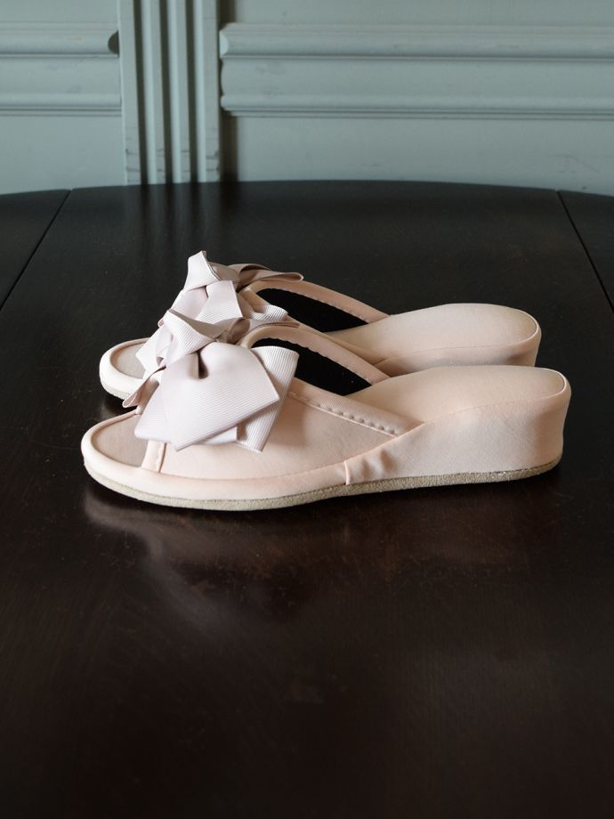 ヒール付きのスリッパ