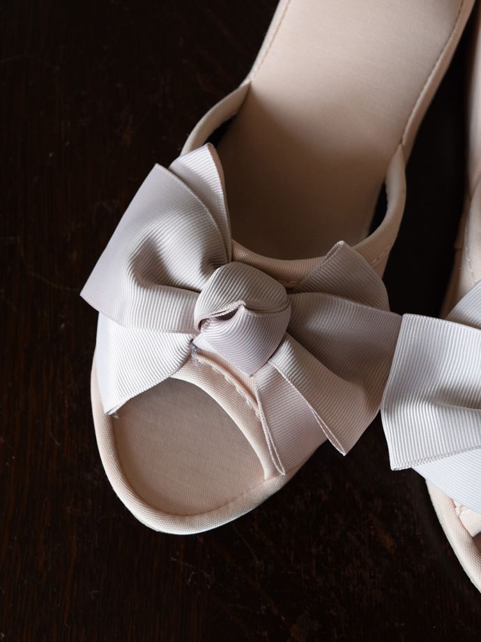 大きなリボンがついたスリッパ
