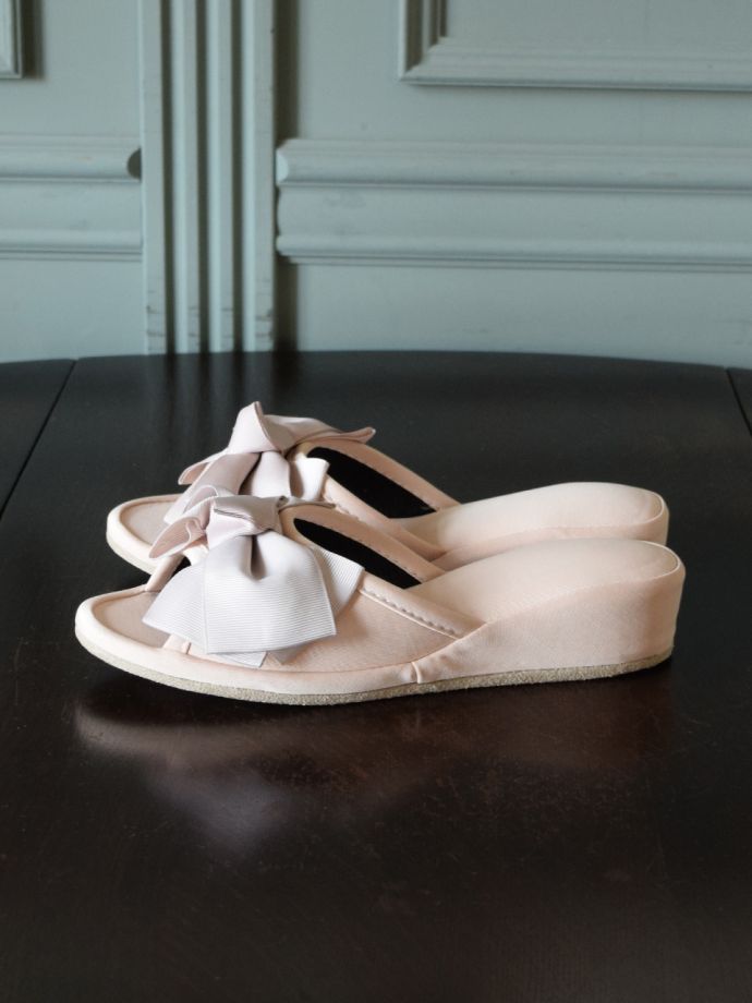 ヒール付きのスリッパ