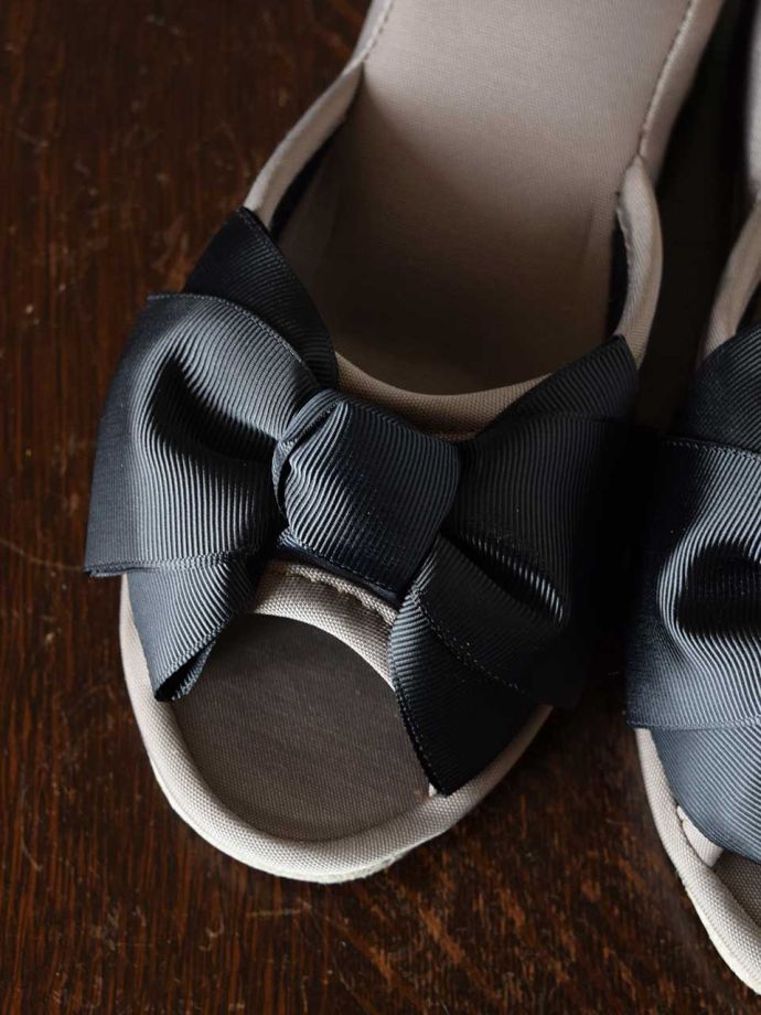 大きなリボンがついたスリッパ
