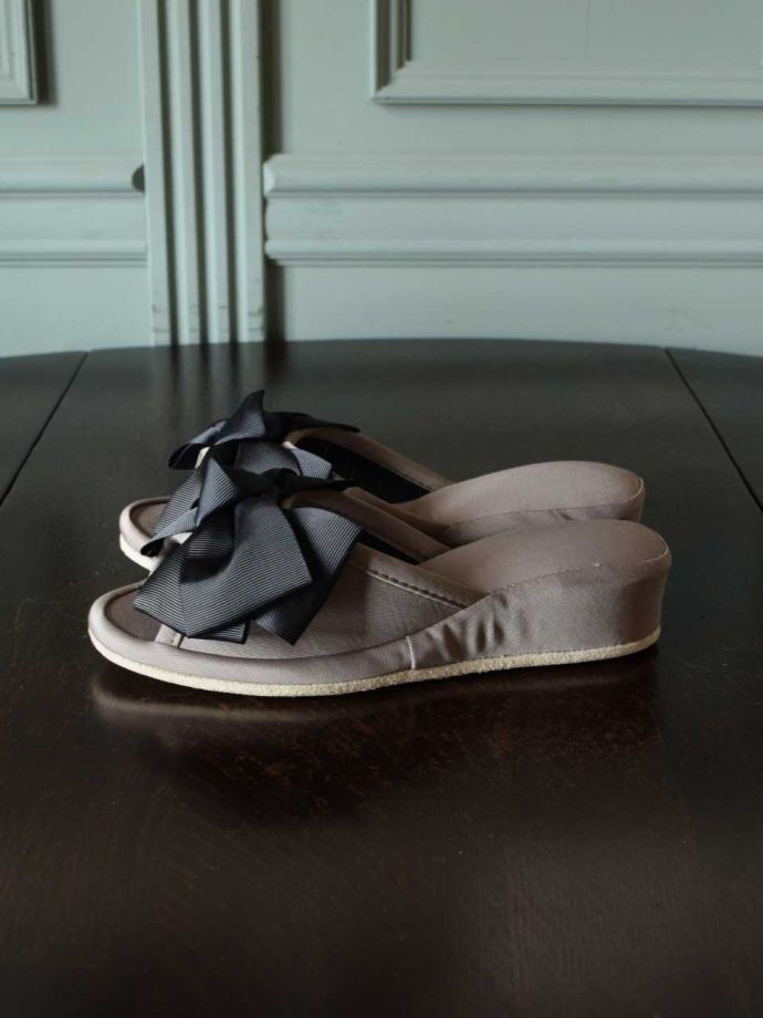 ヒール付きのスリッパ