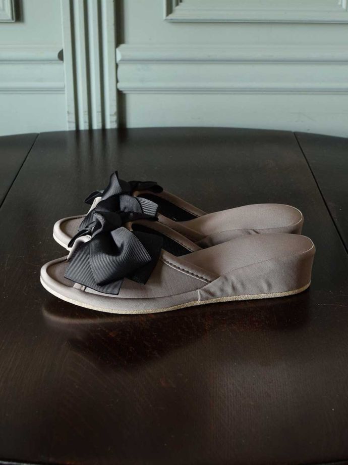 ヒール付きのスリッパ